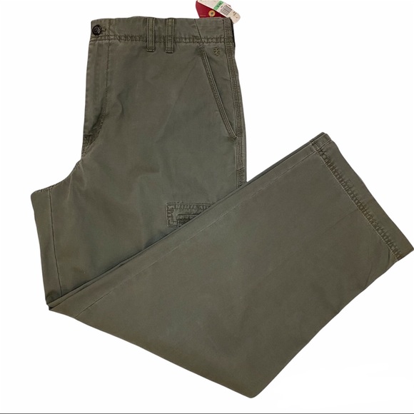 Men's Green Izod Luxury Sport Cargo Pants - Picture 3 of 10